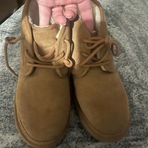ALMOST LIKE NEW! Tan boys youth Size 6 UGG BOOTS UNISEX! Only worn 3-5 times